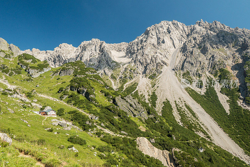 Muttekopfhutte(山小屋)坐落在奥地利蒂罗尔伊姆斯特西北部的一个引人注目的白云岩景观中。Maldenkopf和Hintere Plattein是山脉的一部分。